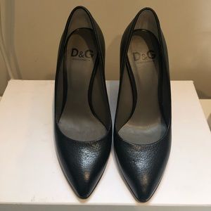 D&G black pumps